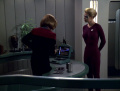 Seven of Nine informiert Janeway, dass das Kollektiv die Drohnen ignoriert.JPG