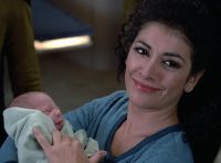 Deanna Troi und ihr Baby 2365.jpg