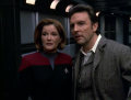 Janeway zeigt Sullivan die Voyager.jpg