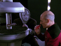 Kova Tholl zeigt Picard die Nahrung.jpg