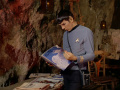 Spock liest in Elite.jpg