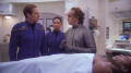 Phlox informiert Captain Archer, dass der Tote nicht Travis Mayweather ist.jpg