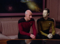 Picard und Data sprechen über die Situation.jpg