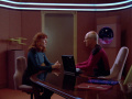 Crusher erinnert Picard an die Wichtigkeit des Mittels.jpg