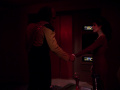 Troi nimmt Worfs Hand und bringt ihn auf die Krankenstation.jpg