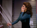 Deanna Troi erschrickt vor den Emotionen die sie an Kwans Arbeitsplatz spürt.jpg