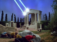 Enterprise beschießt Apollos Tempel.jpg