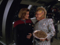Janeway spricht mit Neelix über die Unterbringung der Klingonen.jpg