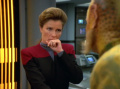 Janeway erfährt, dass Neelix sie hinterging, weil er glaubte nutzlos für sie zu sein.jpg