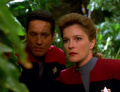 Janeway und Chakotay entdecken einen toten Borg.jpg