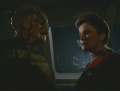 Janeway wird von den Voth verhört.jpg