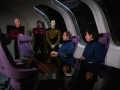Picard informiert die Menschen dass sie zur Erde gebracht werden.jpg