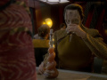 Garak probiert Root Beer.jpg