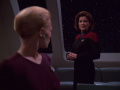 Janeway rügt Seven, weil sie nicht auf ihrem Posten war.jpg