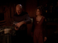 Picard bereitet das Laden einer Energiezelle vor.jpg