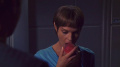 T'Pol probiert einen Pfirsich.jpg
