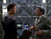 Der Doktor streitet mit dem Hologramm von Barclay.jpg