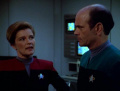 Janeway überträgt ihre Kommandocodes.jpg