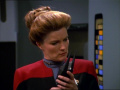 Janeway untersucht die Waffe der Vidiianer.jpg