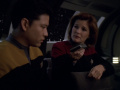 Janeway gibt Kim eine Nachricht von seinem Ich aus der Zukunft.jpg