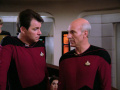 Picard und Riker wundern sich, was auf dem ornaranischen Schiff los ist.jpg