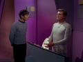 Spock interessiert sich für das Kontrollzentrum der Androiden.jpg