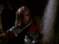 Worf bedroht Kor mit dem Bat'leth.jpg