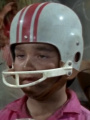 Kleinling Junge mit Football-Helm 2266.jpg