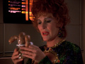 Lwaxana Troi erhält vom Replikator Würstchen in der Teetasse.jpg