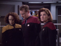 Auf der Brücke der Voyager empfängt man einen Notruf.jpg