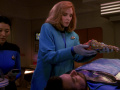 Dr. Crusher setzt Odan in Riker ein.jpg