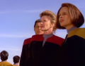 Kathryn Janeway und B'Elanna Torres sehen der Voyager nach.jpg