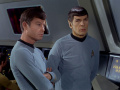 Spock und McCoy überdenken, ob es eine Lösung für ihr Problem mit den Iotianiern gibt.jpg