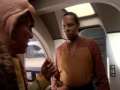Quark informiert Sisko über das Halsband.jpg