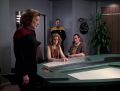 Seven lässt Janeway und Ichebs Eltern im Konferenzraum zurück.jpg