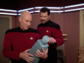 Picard und Riker betrachten ein Artefakt.jpg