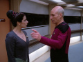Picard weist Troi an sich um die Besucher zu kümmern.jpg