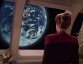 Q versucht Janeway mit einer Rückkehr zur Erde zu bestechen.jpg