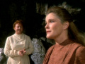 Janeway trägt den Geistern ihre Bitte vor.jpg