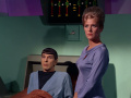 Spock kommt auf der Krankenstation wieder zu sich.jpg