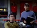 Spock und Sulu erkennen, dass der Roboter immer mehr Planeten zerstören wird.jpg