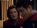 Chakotay erzählt Janeway, dass sein Großvater auch halluzinierte und in diesem Zustand weiterlebte.jpg