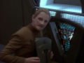 Odo zeigt Sisko manipulierten Replikator.jpg