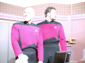 Picard und Riker bemerken, wie die Enterprise in ein grelles Licht getaucht wird.jpg