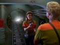 Janeway bedroht Pe'Nar Makull.jpg