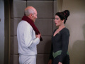 Troi rät Picard sich über seine Probleme klarzuwerden.jpg