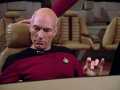 Picard bedient zum ersten Mal seit langem die Steuerung.jpg