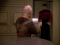 Picard zielt auf Riker.jpg