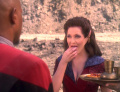 Kilana bietet Sisko Nahrung an.jpg