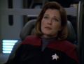 Janeway lässt sich von Kim Bericht erstatten.jpg
